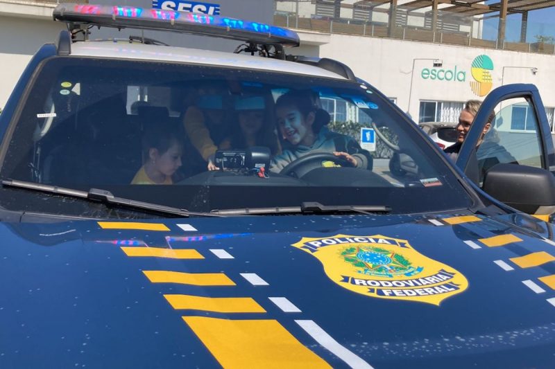 Os pequenos ainda tiveram a chance de conhecer uma viatura da PRF – Foto: Adriano Mendes/NDTV