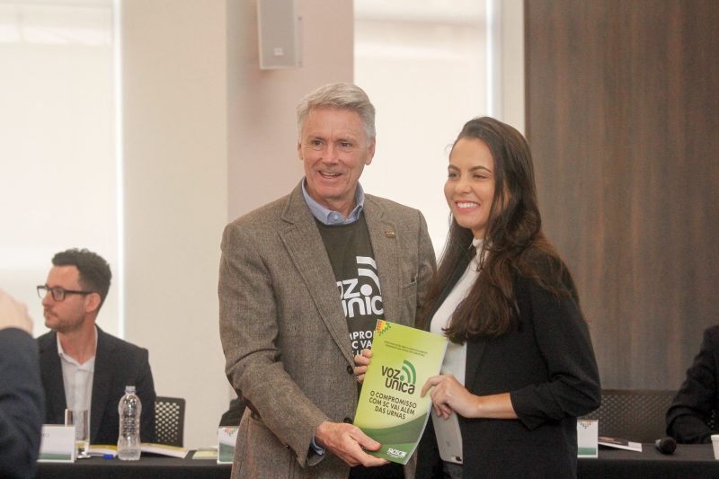 Presidente da Facisc, S&eacute;rgio Rodrigues Alves, na entrega da cartilha Voz &Uacute;nica- Foto: Leo Munhoz/ND