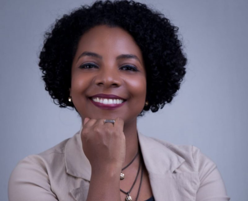 Simone Oliveira Ferreira &eacute; psic&oacute;loga e autora do livro ‘Era um cisne e n&atilde;o sabia’ – Foto: Divulga&ccedil;&atilde;o/ND