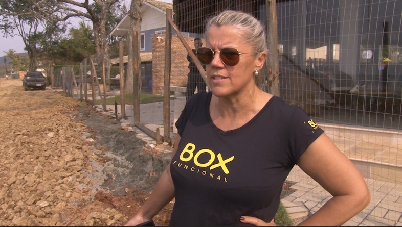 Sinara Reinert, advogada de um dos donos de im&oacute;veis, critica e denuncia a a&ccedil;&atilde;o das m&aacute;quinas das Prefeitura – Foto: Reprodu&ccedil;&atilde;o v&iacute;deo/Divulga&ccedil;&atilde;o ND