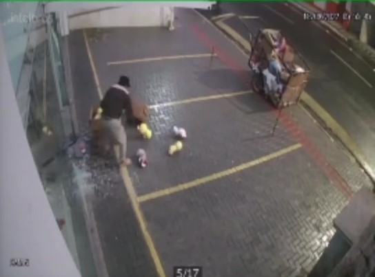 Homem teria furtado 25 ursos de pel&uacute;cia da loja – Foto: Reprodu&ccedil;&atilde;o/Internet