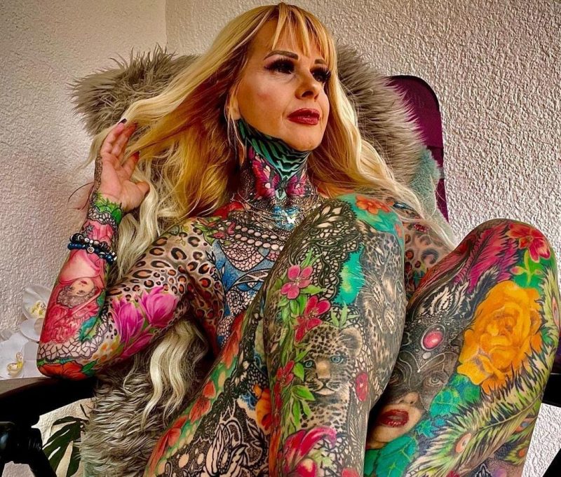 Mulher de 56 anos gasta R$ 143 mil para cobrir o corpo com tatuagens | ND  Mais