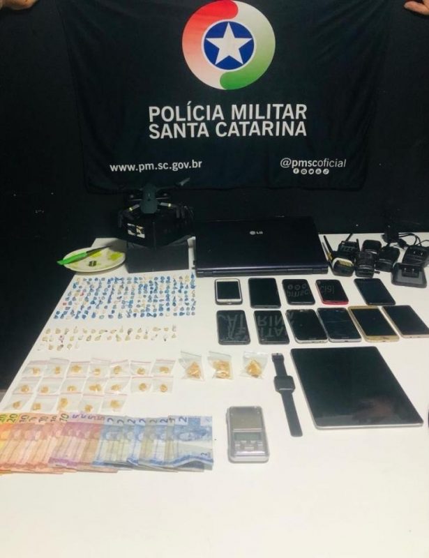 Drogas e equipamentos de seguran&ccedil;a foram apreendidos pela Pol&iacute;cia Militar em a&ccedil;&atilde;o contra o tr&aacute;fico em Itaja&iacute; – Foto: Pol&iacute;cia Militar/Divulga&ccedil;&atilde;o