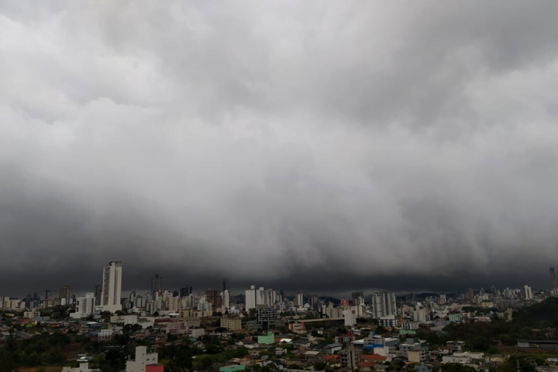 Frente fria traz chuvas e queda nas temperaturas em SC