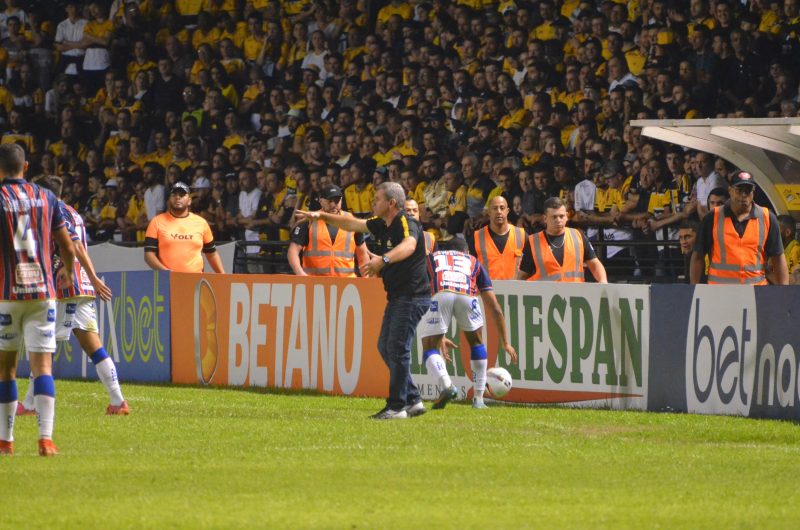 T&eacute;cnico Cl&aacute;udio Tencati orienta o Tigre observado pelos torcedores. – Foto: Celso da Luz – Assessoria do Crici&uacute;ma