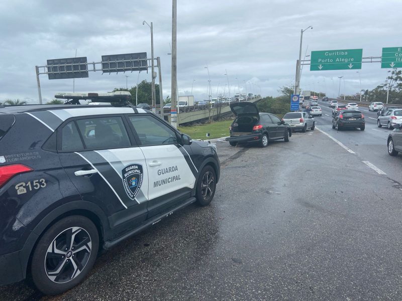 Colis&atilde;o entre dois ve&iacute;culos deixa tr&acirc;nsito lento na sa&iacute;da da Ilha – Foto: GMF/Reprodu&ccedil;&atilde;o/ND