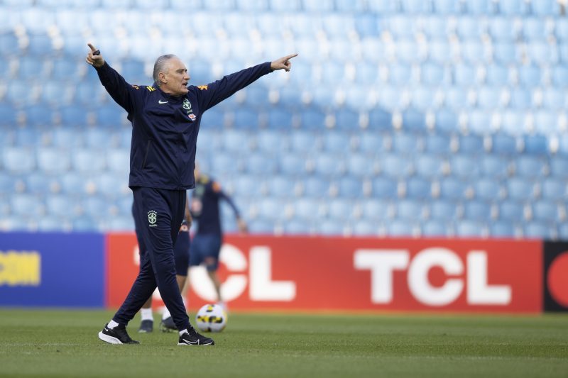 Tite durante treino da Seleção Brasileira