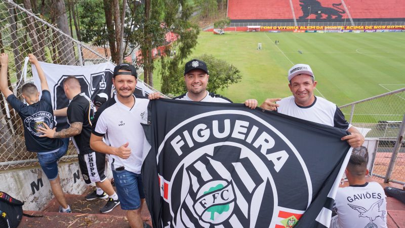 Matheus (ao centro) se declarou ao Figueirense e disse estar confiante no acesso