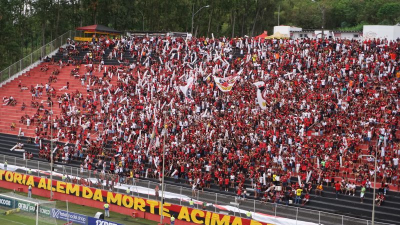 Torcida do Vit&oacute;ria no Barrad&atilde;o – Foto: Ian Sell/ND