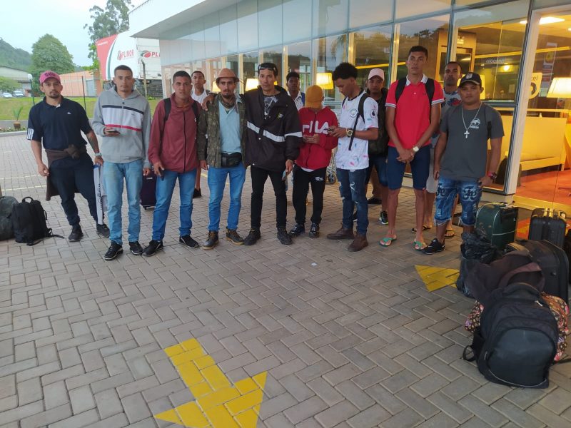 Parte dos trabalhadores que foram demitidos por justa causa no hotel em que passaram a noite – Foto: Marco Aur&eacute;lio J&uacute;nior/ND