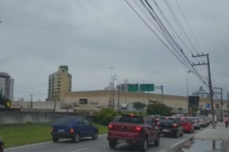 Tr&acirc;nsito &eacute; intenso na manh&atilde; desta quarta-feira (Imagem da Marginal da BR-101, sentido Sul, regi&atilde;o do Ro&ccedil;ado) – Foto: GMF/Divulga&ccedil;&atilde;o/ND