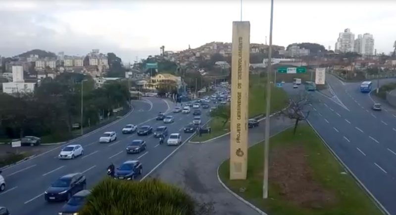 Fluxo intenso de ve&iacute;culos no principal acesso para a ilha de Santa Catarina. – Foto: GMF/Divulga&ccedil;&atilde;o/ND