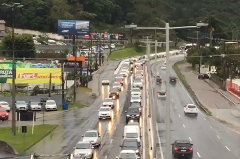 Tr&acirc;nsito &eacute; intenso no in&iacute;cio desta manh&atilde; &mdash; Foto: GMF/Divulga&ccedil;&atilde;o/ND