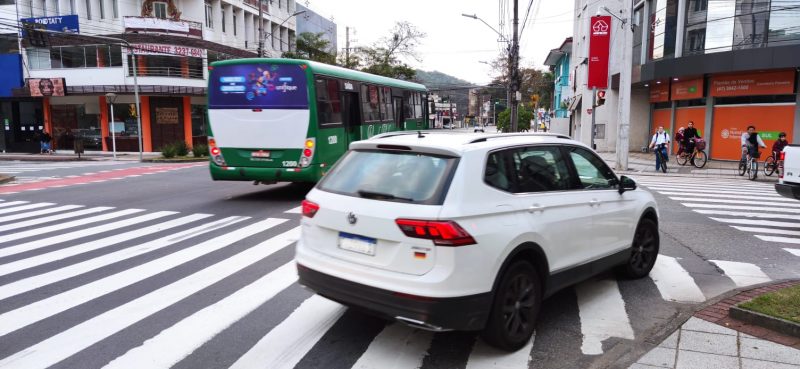 &Eacute; comum ver em Blumenau motoristas esquecendo de usar a seta antes de realizar alguma manobra – Foto: Rodrigo Vieira/NDTV