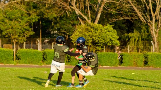 Com 133kg, adolescente chama atenção no futebol americano nos EUA