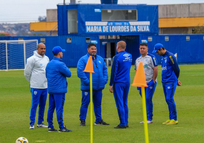 Eduardo Barroca está pressionado no Avaí