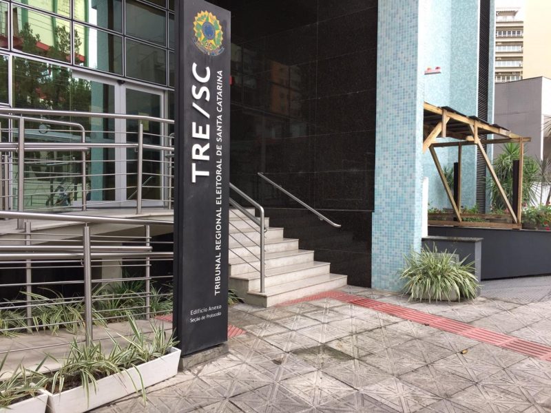 Centenas de processos examinandos pelo TRE-SC – Foto: Arquivo/ND