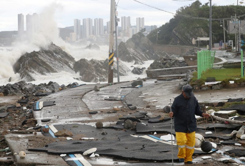 Homem caminha por rodovia costeira em Ulsan, ap&oacute;s passagem do tuf&atilde;o – Foto: YONHAP/AFP/ND