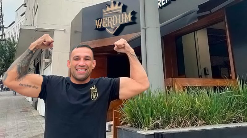 Lutador em frente a uma das unidades de sua boutique de carnes – Foto: Divulga&ccedil;&atilde;o/ND