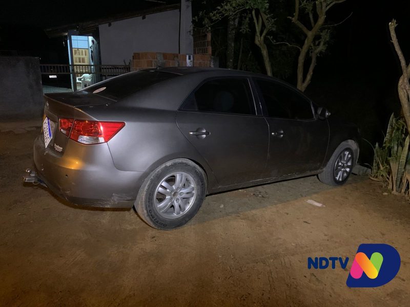 Carro foi encontrado abandonado em rua pr&oacute;xima aos locais em que as v&iacute;timas foram baleadas – Foto: NDTV