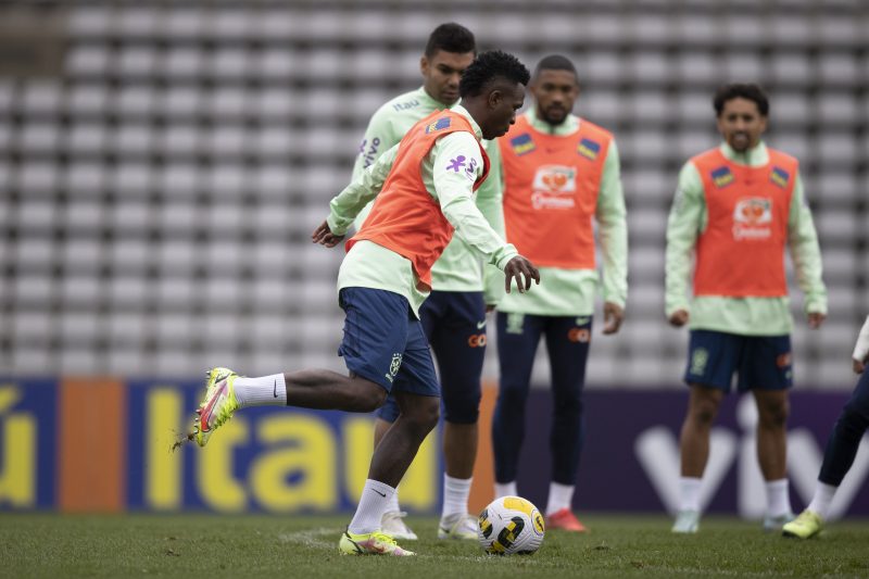 Vini Jr começa a partida entre os reservas na Seleção Brasileira