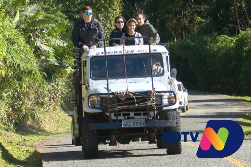 Fam&iacute;lia sobe o Morro do Boa Vista – Foto: Ricardo Alves/NDTV
