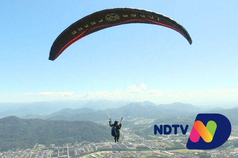 Parte da fam&iacute;lia j&aacute; havia saltado de asa-delta. Das cinco mulheres, tr&ecirc;s saltaram de parapente pela primeira vez – Foto: Ricardo Alves/NDTV