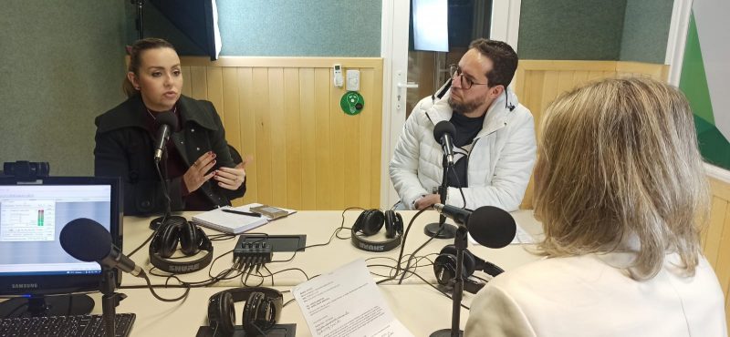 Karina Manarin recebe a advogada Gabriela Schelp e o professor Gutemberg Geraldes, nos est&uacute;dios da UniSatc – Foto: Divulga&ccedil;&atilde;o/ND