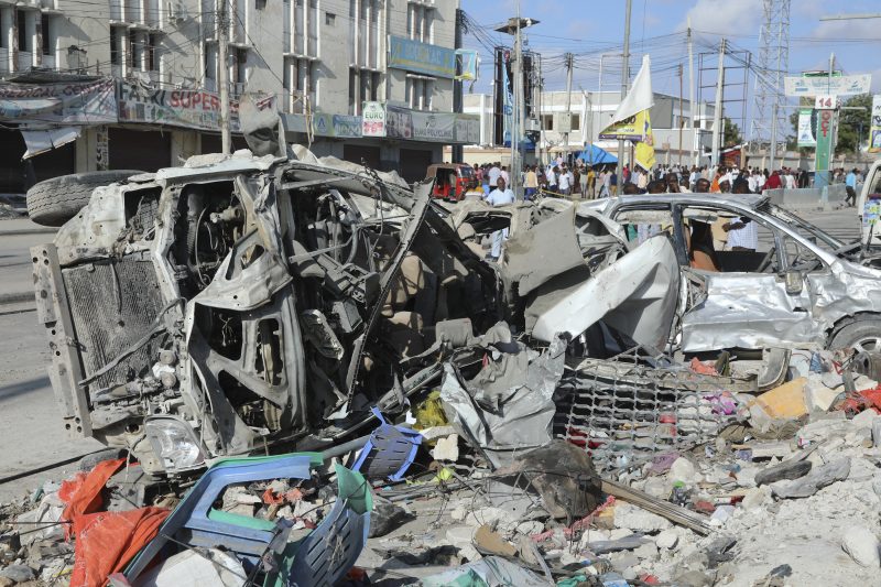 A imagem mostra carros destru&iacute;dos ap&oacute;s um carro-bomba atingir o minist&eacute;rio da educa&ccedil;&atilde;o em Mogad&iacute;scio &mdash; Foto: Hassan Ali Elmi/AFP/ND
