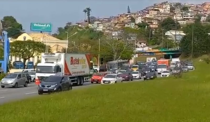 De acordo com a GMF, a BR-101 apresenta ao menos uma ocorr&ecirc;ncia em andamento e tr&ecirc;s pontos com muita reten&ccedil;&atilde;o. – Foto: GMF/Divulga&ccedil;&atilde;o/ND