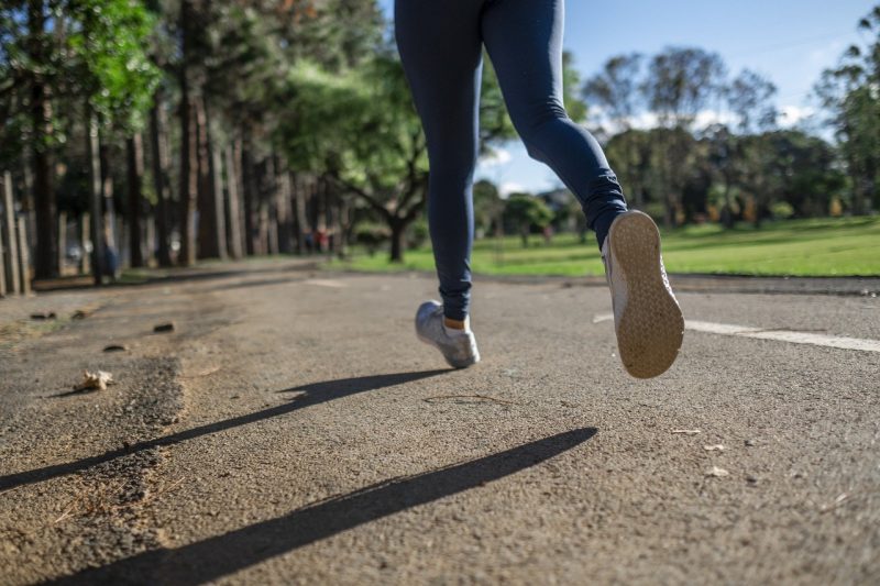 na imagem aparece uma pessoa fazendo exercício físico após comer um alimento rico em B12