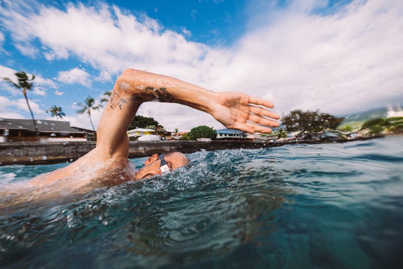 Médico sugere exercícios, como a natação, para queimar gordura