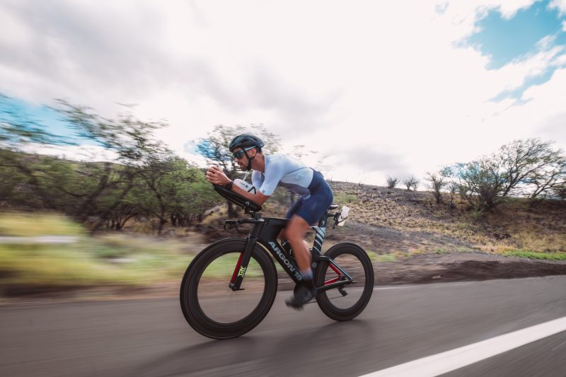 Nos 180km do ciclismo, os atletas podem enfrentar ventos de at&eacute; 90km no Hava&iacute; – Foto: ROMULO CRUZ/ND