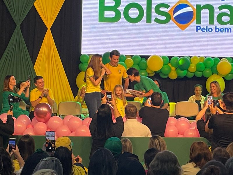 Prefeito de Balne&aacute;rio Cambori&uacute; entrega presente com a fam&iacute;lia – Foto: Kassia Sales/Reprodu&ccedil;&atilde;o/ND