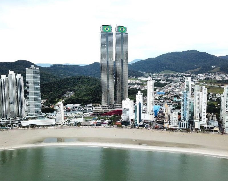 Copa ou pol&iacute;tica? Bandeiras nas ‘torres g&ecirc;meas’ de Balne&aacute;rio Cambori&uacute; causam pol&ecirc;mica – Foto: Pasqualotto&amp;GT/Reprodu&ccedil;&atilde;o/ND