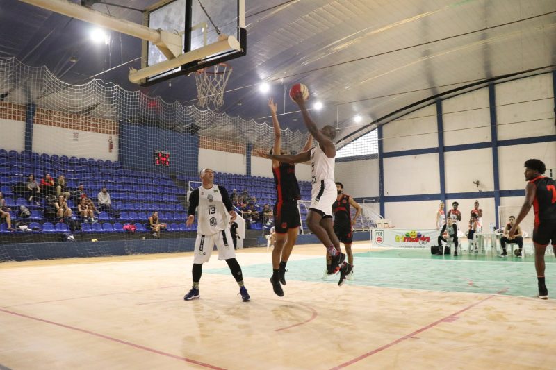 Basquete 3×3: Our Team Joinville (de branco) foi a equipe campe&atilde; no masculino – Foto: VICTOR GUIAO/ND