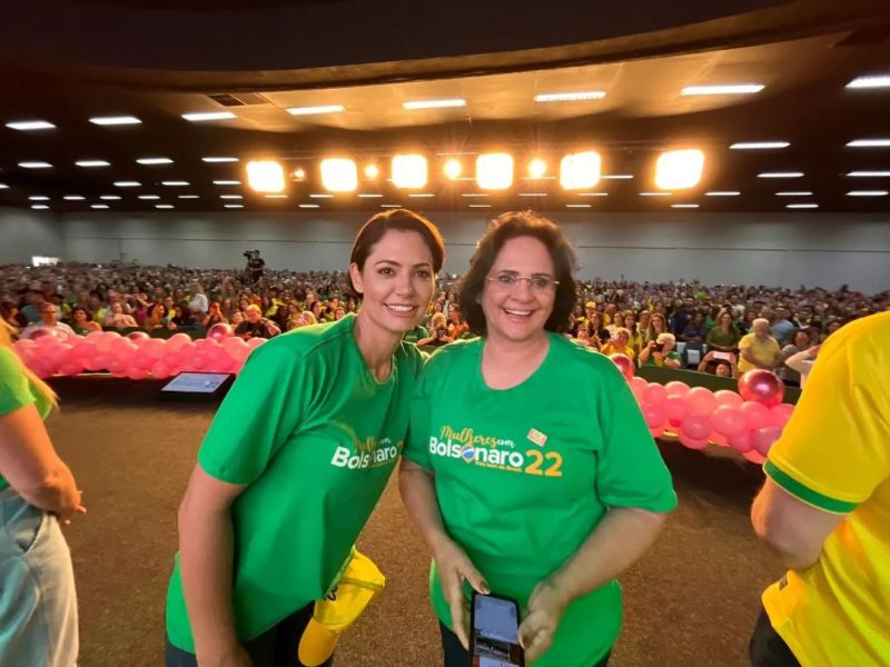 Imagem de Michele Bolsonaro e Damares Alves durante evento em Balneário Camboriú
