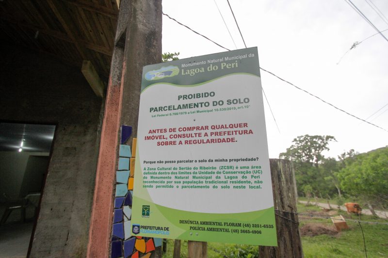 Informativos alertam para as regras do parque, como a proibi&ccedil;&atilde;o do parcelamento do solo. H&aacute; ainda um grande v&aacute;cuo para a ocupa&ccedil;&atilde;o do espa&ccedil;o por conta da falta do Plano de Manejo – Foto: Leo Munhoz/ND