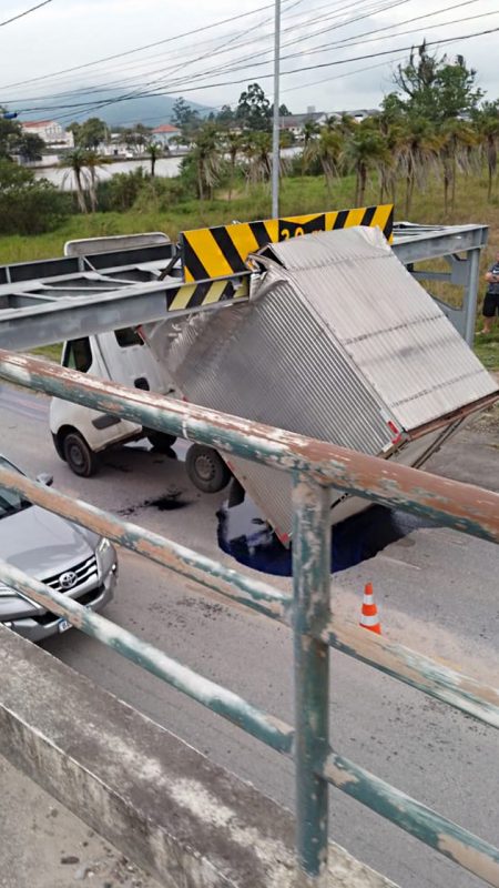 Caminh&atilde;o “dobrado ao meio” repercutiu na internet – Foto: Reprodu&ccedil;&atilde;o/Internet