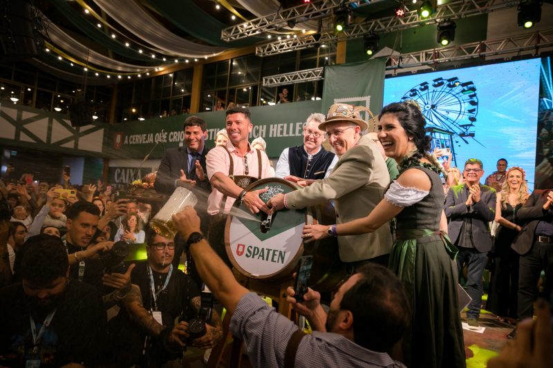 Tradicional sangria do barril foi o ponto alto da cerim&ocirc;nia de abertura – Foto: Divulga&ccedil;&atilde;o/Daniel Zimmermann/Parque Vila Germ&acirc;nica/ND