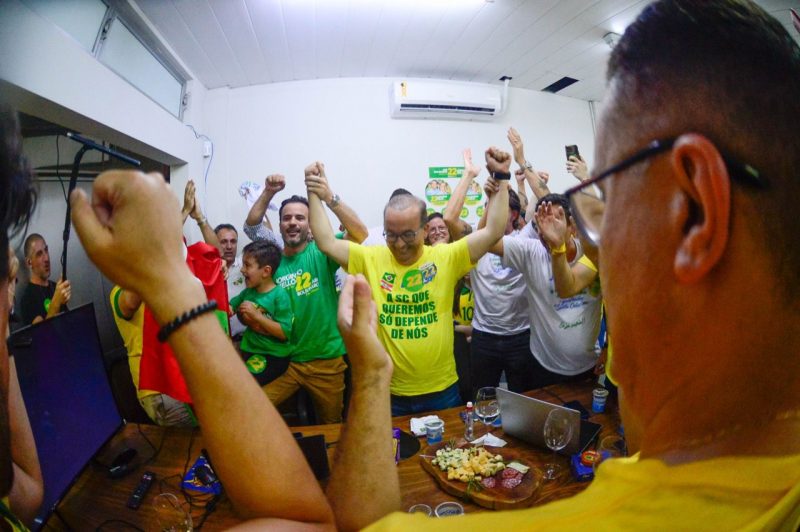 Jorginho Mello comemora vit&oacute;ria ao governo de Santa Catarina – Foto: Eduardo Valente/Divulga&ccedil;&atilde;o/ND