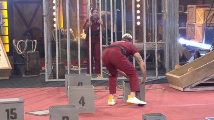 Kerline contou com a ajuda de Tiago para concorrer ao poder da chama desta semana – Foto: Record TV/R7/Divulga&ccedil;&atilde;o