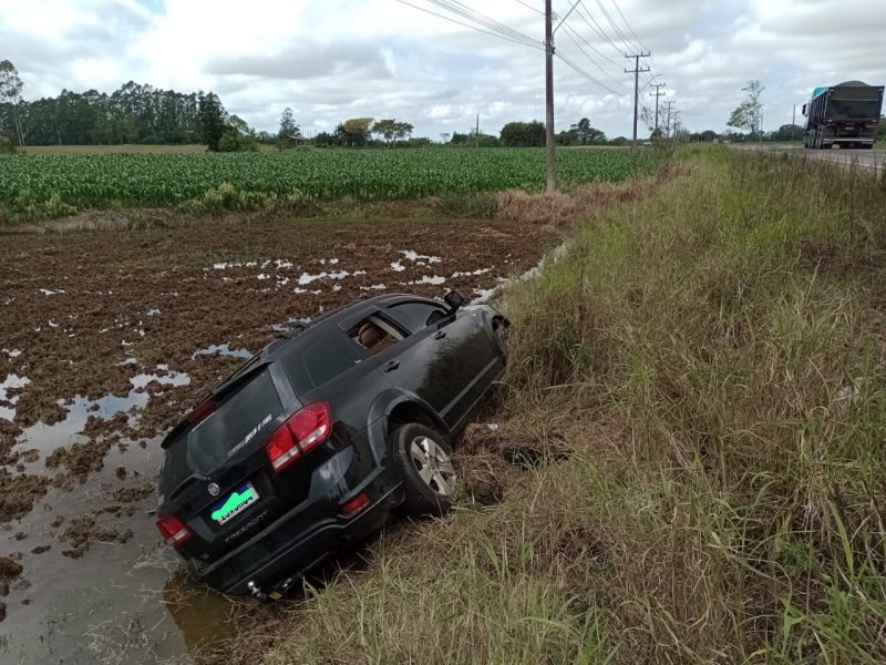 Passageira cadeirante fica presa ap&oacute;s carro cair em planta&ccedil;&atilde;o de arroz em Forquilhinha – Foto: CBM/Divulga&ccedil;&atilde;o/ND