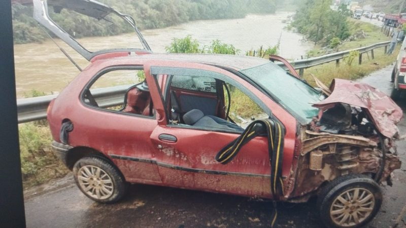 Ve&iacute;culo Palio onde estavam m&atilde;e e filha, que foram hospitalizadas – Foto: Divulga&ccedil;&atilde;o/ND