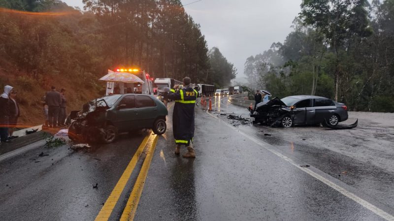 Acidente na BR-282, em &aacute;guas Mornas, nesta sexta-feira (14) – Foto: PRF/Divulga&ccedil;&atilde;o/ND