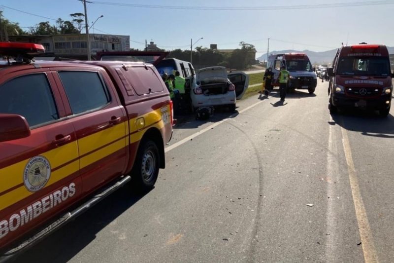 Nenhum dos passageiros da van ficou ferido – Foto: Corpo de Bombeiros Militar/Divulga&ccedil;&atilde;o