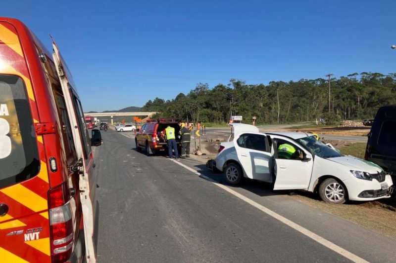 Duas pessoas precisaram ser levadas ao hospital – Foto: Corpo de Bombeiros Militar/Divulga&ccedil;&atilde;o