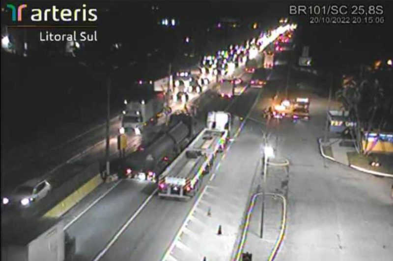 Batida chegou a derrubar um poste – Foto: Arteris Litoral Sul/Divulga&ccedil;&atilde;o