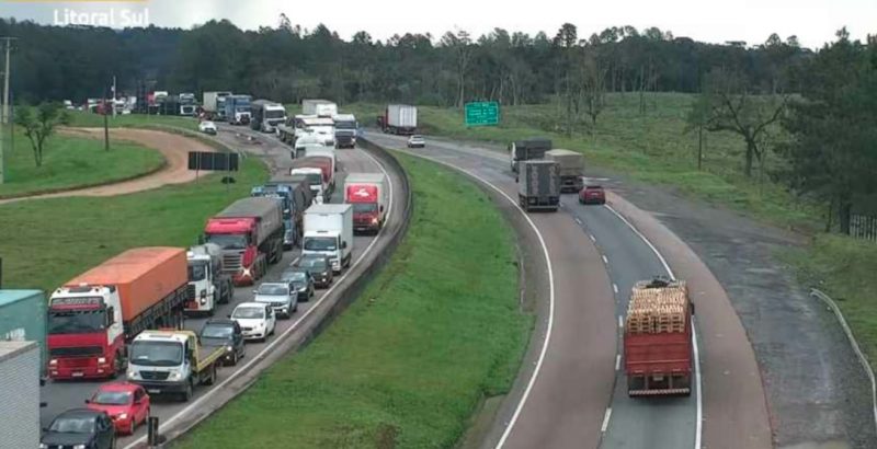 Filas durante a tarde desta sexta-feira continuavam. –&nbsp; Foto: Arteris Litoral Sul