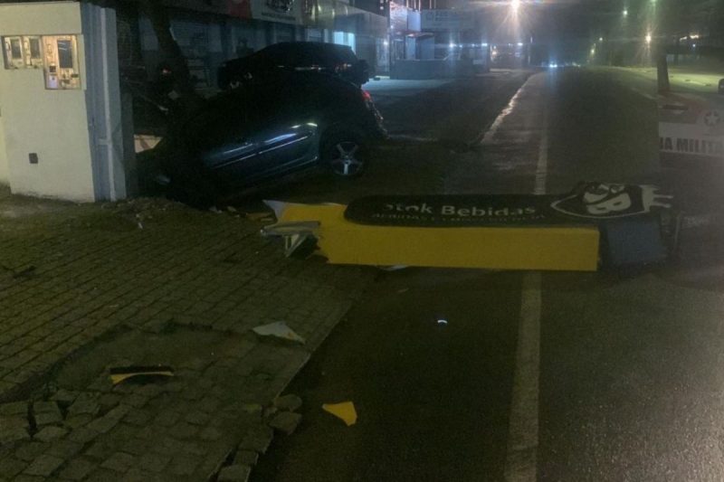 Carro atingiu outdoor, poste e a v&iacute;tima – Foto: PM/Divulga&ccedil;&atilde;o